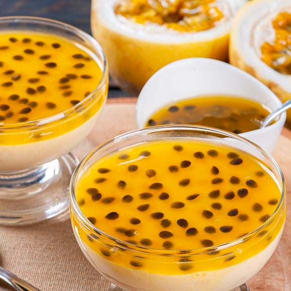 Os ingredientes são: 1 maracujá grande, 1 copo de leite de amêndoas ou leite de aveia, 1 ovo inteiro, 1 clara de ovo, 6 colheres de adoçante culinário, 1 colher de sopa de essência de baunilha e 1 colher de chá de gelatina incolor