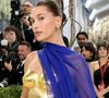 Hailey Bieber divide opiniões ao repetir look icônico apresentado anteriormente em evento de moda internacional