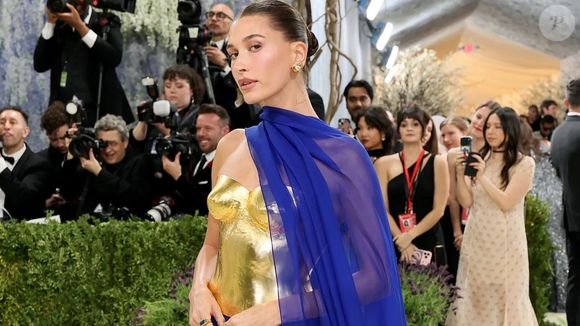 Hailey Bieber divide opiniões ao repetir look icônico apresentado anteriormente em evento de moda internacional