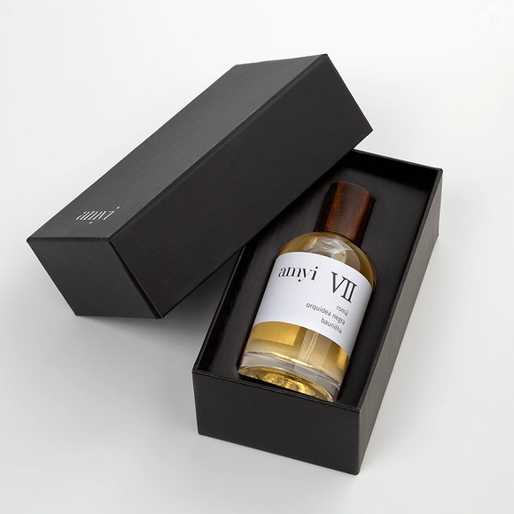 A fragrância Amyi VII abre com romã, bergamota e folhas verdes, evolui para orquídea negra, ylang ylang e lótus e termina com baunilha, almíscar e couro