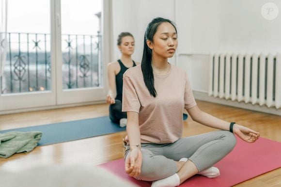 Praticar meditação pode trazer diversos benefícios para a mente durante e após a atividade