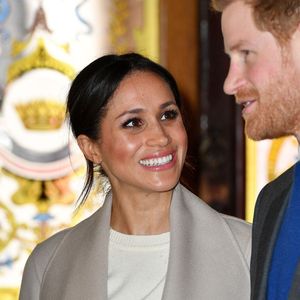 Em um videoclipe que circulou nas redes sociais, Chandauka tentou posar ao lado do duque enquanto ele segurava o troféu, mas Meghan pareceu gesticular para que ela se afastasse mais de Harry, a forçando a se abaixar sob a taça de prata para entrar na foto.