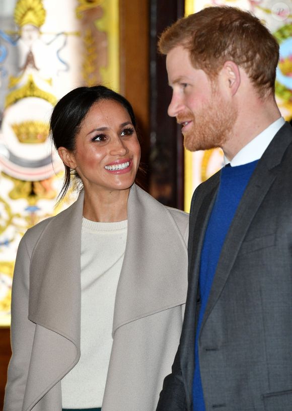 Em um videoclipe que circulou nas redes sociais, Chandauka tentou posar ao lado do duque enquanto ele segurava o troféu, mas Meghan pareceu gesticular para que ela se afastasse mais de Harry, a forçando a se abaixar sob a taça de prata para entrar na foto.