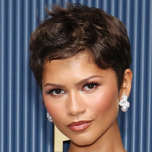 Zendaya, em 2026, atualizou o pixie com laterais e nuca curtas e topo mais longo, preservando textura ondulada e volume natural, em uma produção que também homenageou Halle Berry