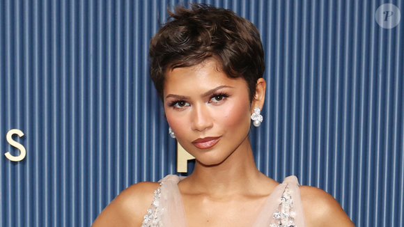 Zendaya, em 2026, atualizou o pixie com laterais e nuca curtas e topo mais longo, preservando textura ondulada e volume natural, em uma produção que também homenageou Halle Berry