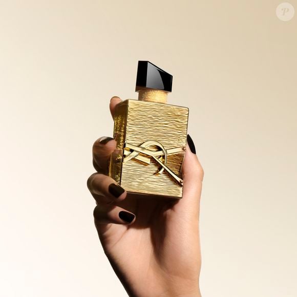 O frasco do novo perfume Libre Couture Vanilla remete à sofisticação do ouro