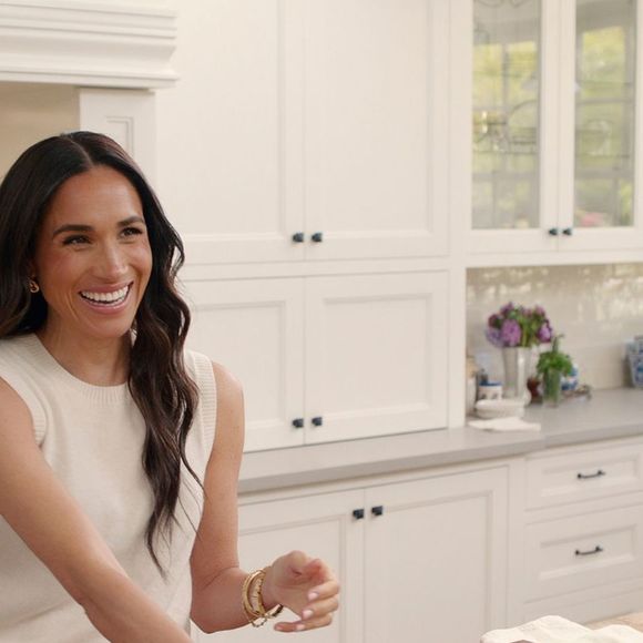 A série 'With Love, Meghan', teve seu lançamento adiado na Netflix.