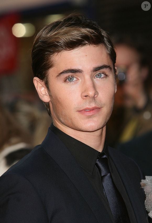 2008: no mesmo ano, Zac Efron já deixou o cabelo levemente mais curto e super penteado