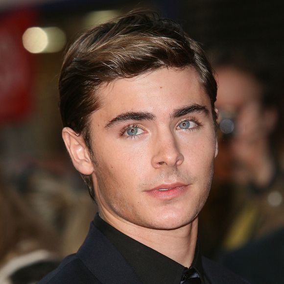 2008: no mesmo ano, Zac Efron já deixou o cabelo levemente mais curto e super penteado