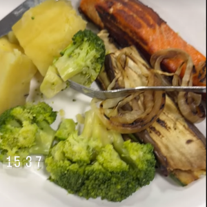 Gracyanne Barbosa mostrou em suas redes sociais alguns detalhes de sua dieta com um prato cheio de legumes e peixe grelhado