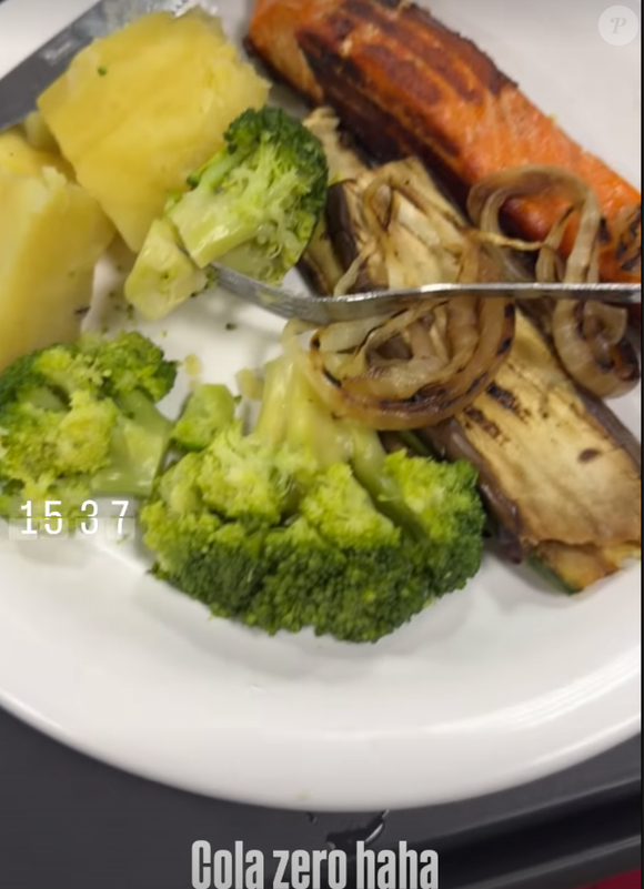 Gracyanne Barbosa mostrou em suas redes sociais alguns detalhes de sua dieta com um prato cheio de legumes e peixe grelhado