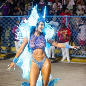 Carol Nakamura apostou em fantasia tecnológica para desfile do Salgueiro