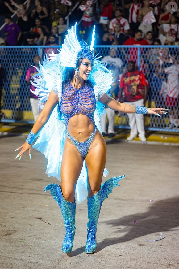 Carol Nakamura apostou em fantasia tecnológica para desfile do Salgueiro