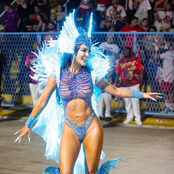 Carol Nakamura apostou em fantasia tecnológica para desfile do Salgueiro