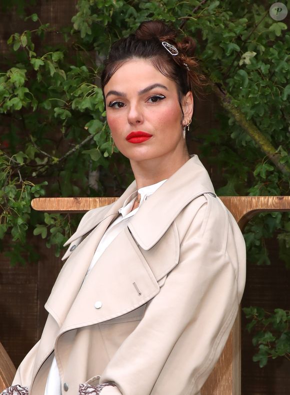 Batom vermelho com delineado criativo: Isis Valverde surgiu combinando tendências nesta maquiagem