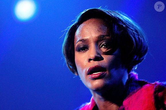 Whitney Houston foi encontrada morta em banheira com água escaldante; corpo apresentava queimaduras, segundo laudo oficial