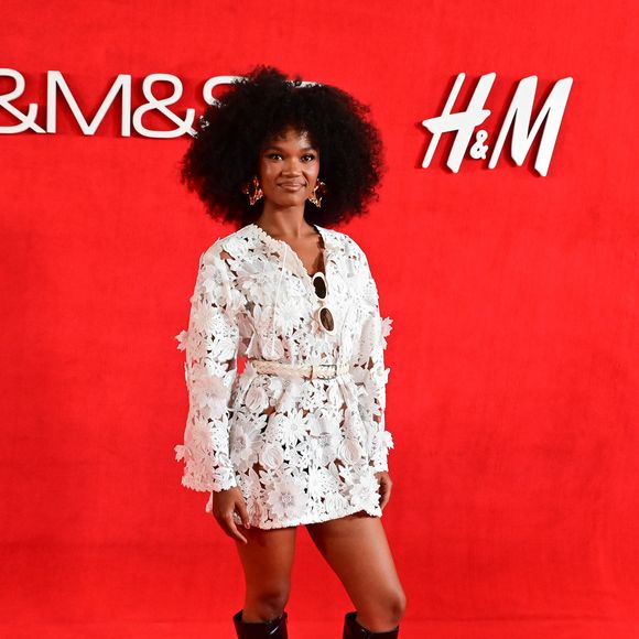 H&M no Brasil: a cantora Agnes Nunes usou um vestido bordado com bota de cano longo
