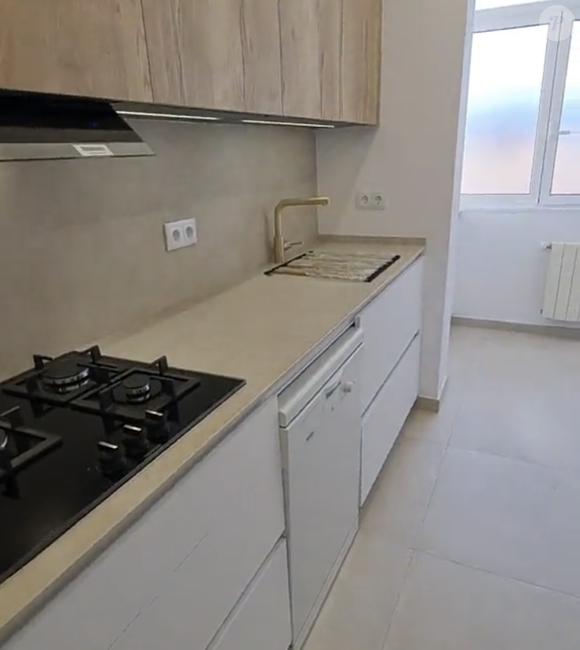 Isso é conseguido com  piso vinílico bege e uma bancada em um  tom claro muito semelhante