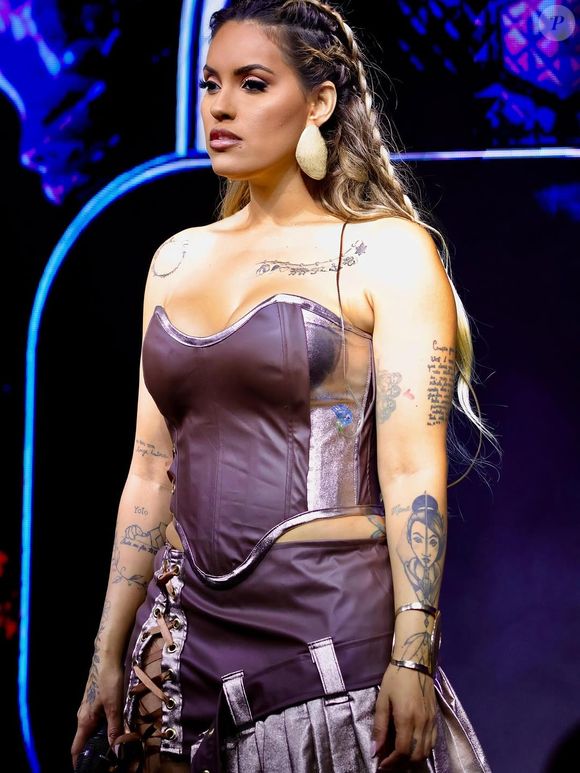 Estilo de Yara Tchê: top corset em estética de couro com saia na tendência cut out foi um dos destaques do guarda-roupa da estrela neste São João