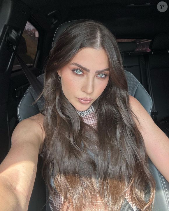 Cabelo natural ressaltava cor dos olhos azuis de Jade Picon