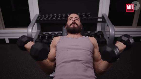 Além das caminhadas, Jonathan Roumie também se dedicou a um intenso treino de braços e costas para entrar em forma
