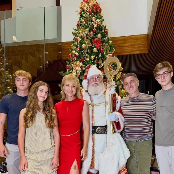 Angélica com o marido, Luciano Huck, e os três filhos, Joaquim, Benício e Eva