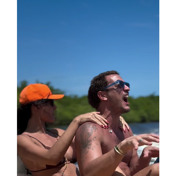 De biquíni e boné, Débora Nascimento fez carinho nas costas de Allan Souza Lima