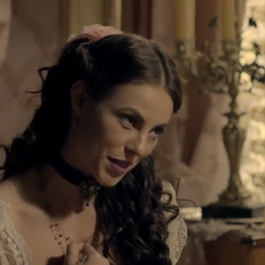 Com a reprise de 'Além do Tempo', o visual de Melissa volta aos holofotes e relembra o fenômeno causado pelo famoso batom roxo da personagem