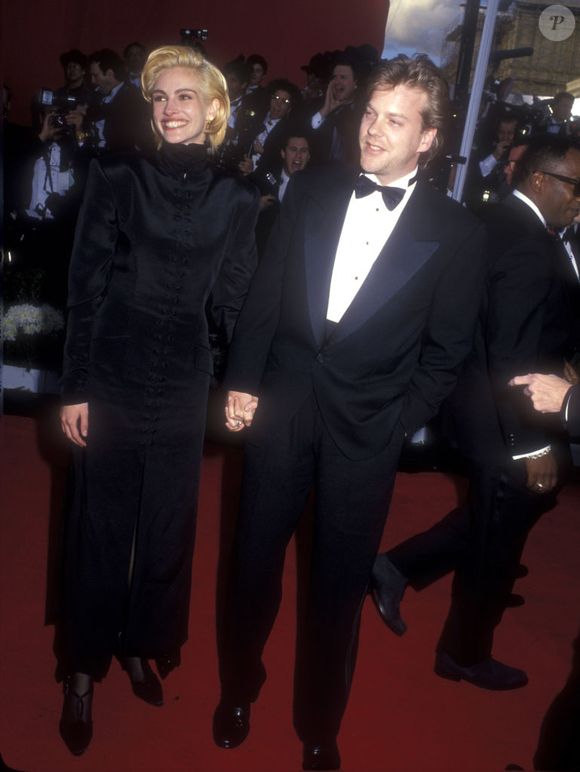 Julia Roberts e o ator Kiefer Sutherland compareceram à 63ª edição do Oscar em 25 de março de 1991, com o traje preto de Julia da cabeça aos pés contrastando com seu cabelo loiro.