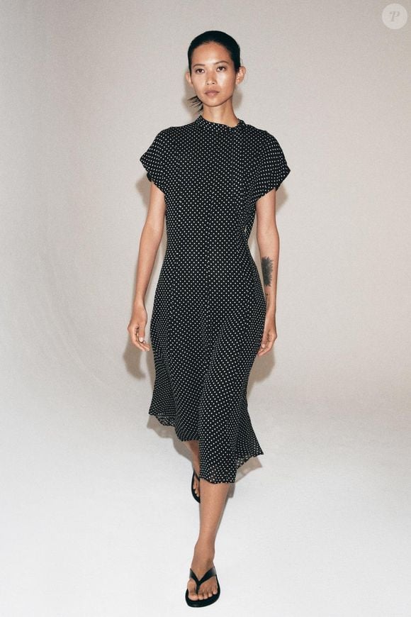 A clássica estampa de poás ganha um toque oriental neste vestido preto e branco, que aposta em laços delicados e silhueta discreta. Disponível por R$ 529