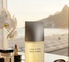O frasco minimalista de linhas retas e tampa cinza metálica traduz com perfeição a estética sofisticada de Issey Miyake e se tornou um dos designs mais emblemáticos da perfumaria internacional