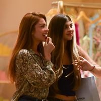 De cropped e calça wide leg, Sofia, filha de Grazi Massafera, elege look comfy para ir às compras com a atriz e rouba a cena com altura aos 14 anos. Fotos!