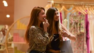 De cropped e calça wide leg, Sofia, filha de Grazi Massafera, elege look comfy para ir às compras com a atriz e rouba a cena com altura aos 14 anos. Fotos!