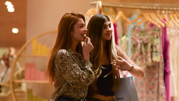 De cropped e calça wide leg, Sofia, filha de Grazi Massafera, elege look comfy para ir às compras com a atriz e rouba a cena com altura aos 14 anos. Fotos!