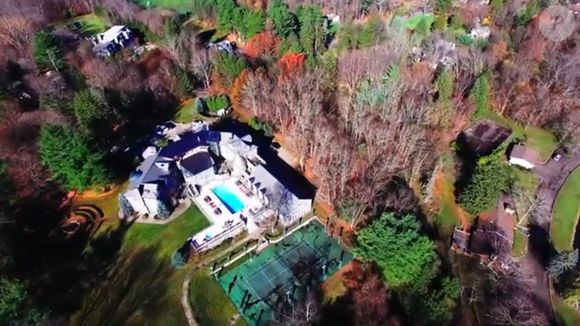 Quadra de tênis, home theater e mais: o castelo de luxo alugado por Vini Jr.