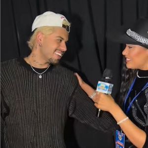 Zé Felipe foi entrevistado pela repórter Bárbara Tailany após um show
