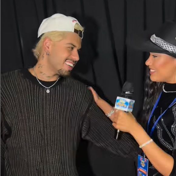 Zé Felipe foi entrevistado pela repórter Bárbara Tailany após um show