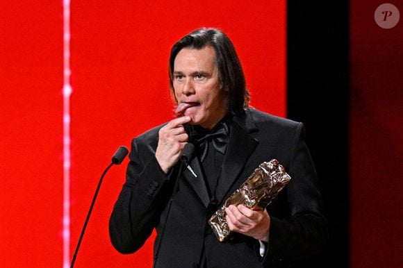 A homenagem a Jim Carrey no cinema francês foi seguida por teorias nas redes sociais, impulsionadas por uma performance do maquiador Alexis Stone, conhecido por transformações realistas de celebridades