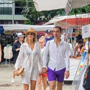 César Tralli e Ticiane Pinheiro passearam pela Feira Hippie de Ipanema após o dia na praia