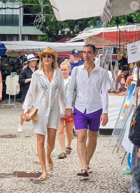 César Tralli e Ticiane Pinheiro passearam pela Feira Hippie de Ipanema após o dia na praia