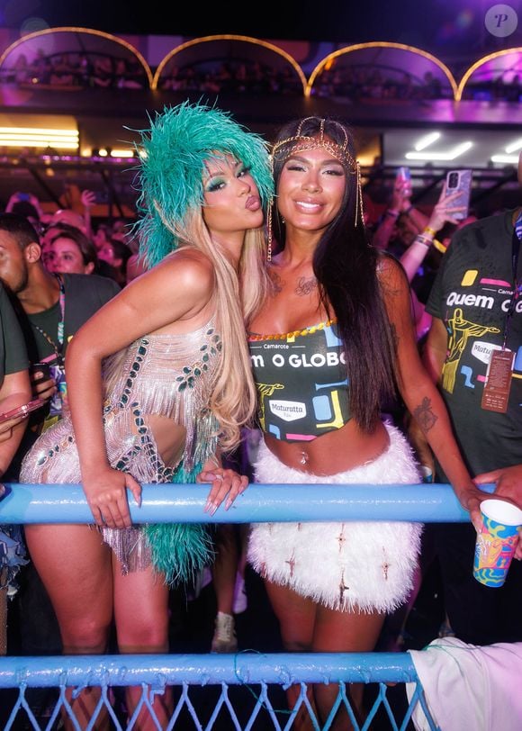 Irmã de Lexa, Weny Iza usa look extravagante e posa com Pocah em camarote do Carnaval 2026 do RJ