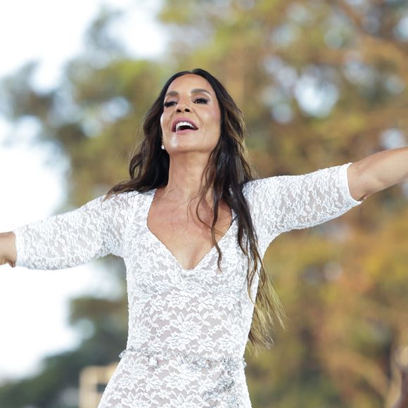 Ivete Sangalo impressionou a equipe ao revelar o macacão de renda transparente escolhido para o show