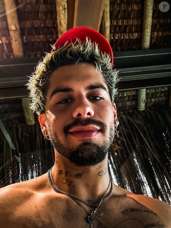 Zé Felipe voltou a movimentar a web ao passar a seguir Gessica Muniz no Instagram após surgir abraçado com a influenciadora no Réveillon, em Pipa, no Rio Grande do Norte