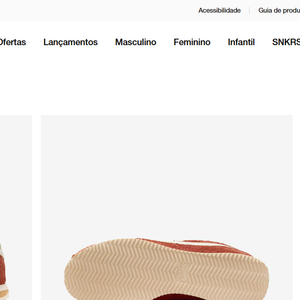 Nos pés, Bruna Marquezine apostou no clássico Nike Cortez SE Suede, modelo queridinho de quem ama um visual retrô aliado ao conforto. Segundo o site oficial da Nike, o tênis está à venda por R$ 664,99 no Pix