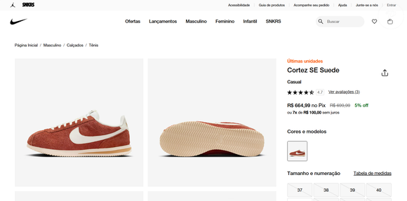 Nos pés, Bruna Marquezine apostou no clássico Nike Cortez SE Suede, modelo queridinho de quem ama um visual retrô aliado ao conforto. Segundo o site oficial da Nike, o tênis está à venda por R$ 664,99 no Pix