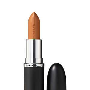 O batom Call It Cozy Macximal Sleek Satin Lipstick garantiu o fundo nude perfeito na make de Doja Cat, com acabamento acetinado que equilibra conforto, elegância e um toque moderno aos lábios