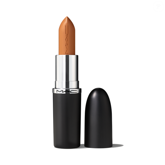 O batom Call It Cozy Macximal Sleek Satin Lipstick garantiu o fundo nude perfeito na make de Doja Cat, com acabamento acetinado que equilibra conforto, elegância e um toque moderno aos lábios
