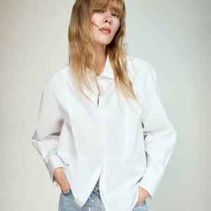 Camisa branca versátil da Zara Brasil por R$ 279,00, é confeccionada 100% em algodão, além de colarinho com abas e mangas amplas.