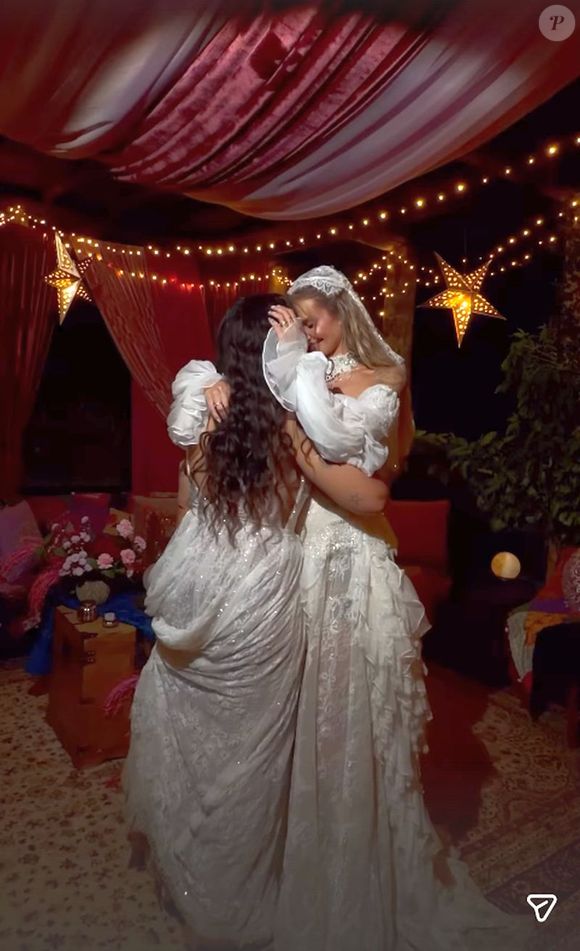 Marcela Mc Gowan e Luiza Martins dançaram juntinhas após a cerimônia de casamento