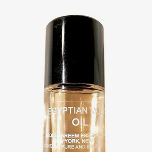 Segundo a New York Magazine, o aroma favorito atribuído à ícone de estilo Carolyn Bessette seria o Egyptian Musk Oil, da marca Abdul Kareem, que custa cerca de 17 dólares, aproximadamente R$ 90 na cotação atual